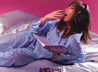 Karencici邀粉絲開睡衣趴 躺床照意外曝光