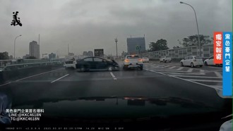 影》驚險畫面曝光！國道1中正路段5車追撞 1人傷送醫