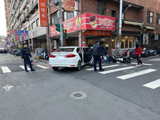 新北三重小客車左轉遭黃牌重機撞上 男騎士噴飛頭部重創送醫