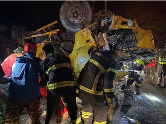 南投信義鄉垃圾車翻落愛國大橋 駕駛肋骨骨折送醫