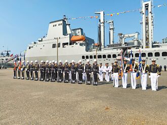 敦睦艦隊抵安平港 湧參訪人潮