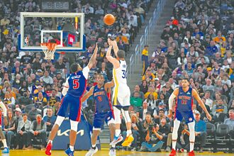 NBA》柯瑞25000分達標 勇士險勝活塞