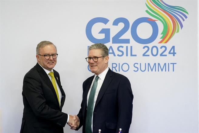 艾班尼斯（左）与施凯尔通电，透露澳洲不排除参与乌克兰维和「志愿者联盟」。图为2人日前在G20峰会场边会晤。（达志影像／路透社资料照片）