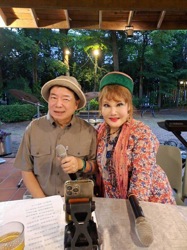 澎澎（右）之前每周六上山探望廖峻，2人还合体直播。（图／翻摄自澎澎GO GO GO脸书）