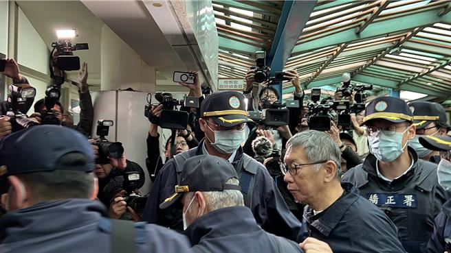 民眾黨前主席柯文哲父親柯承發10日上午舉辦告別式，柯文哲在台北看守所人員戒護下遲至8點53分才到場，但也終如願趕上家祭，送父親最後一程。（王惠慧攝）