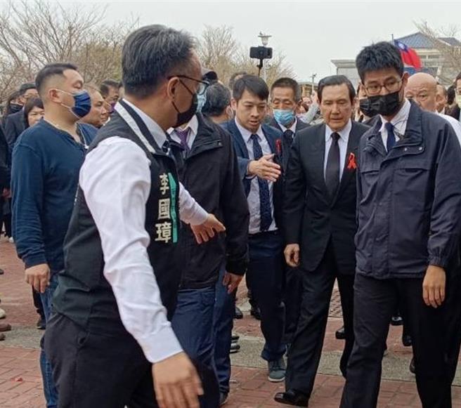 民眾黨前主席柯文哲父親柯承發10日上午舉辦告別式，前總統馬英九（右二）9點30分左右到場。（邱立雅攝）