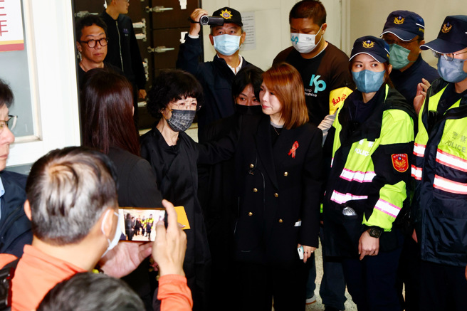 民眾黨前主席柯文哲父親柯承發老先生10日舉行告別式，在押柯文哲在戒護下參加告別式。柯文哲離開後，柯妻陳佩琪（中）在外目送並高喊「等你回來」。（鄧博仁攝）