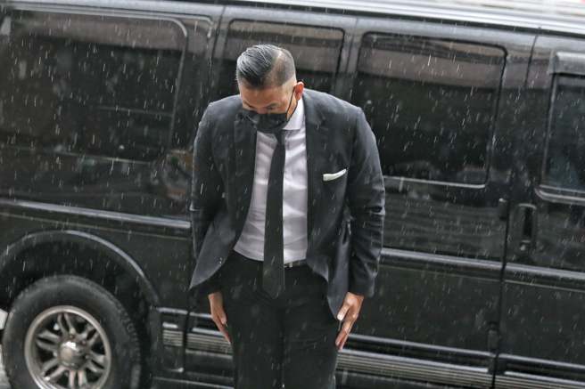 陈建州反控大牙诽谤时，在北检外淋雨鞠躬。（图／中时资料照）