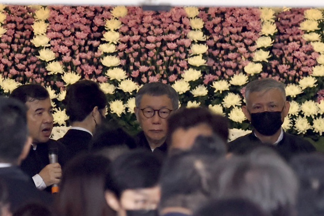 前民眾党主席柯文哲父亲2月17日逝世，享耆寿94岁，告别式10日于新竹市立殡仪馆景行厅举行。柯文哲在家祭看到久违家人与告别父亲的最后一程，看似硬汉的柯文哲也不禁哽咽。（邓博仁摄）