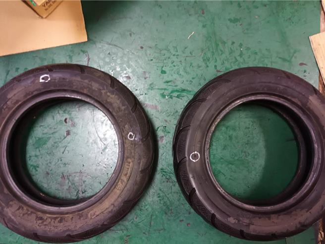 2025年3月10日澎湖县／吕姓监造的机车轮胎有3个破洞（画白圈处）。（民眾提供／许逸民澎湖传真）