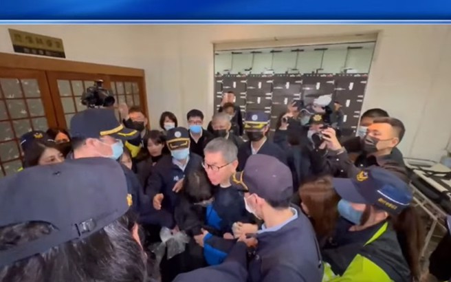 陳佩琪緊抱柯文哲畫面。（取自中天新聞）