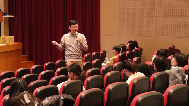 李时雍老师以「微观生活：小小说谈起」为题带领学生尝试小说创作。(照片/东海大学提供)