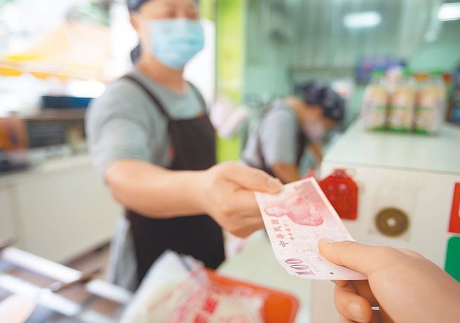 电价调涨恐推升民生物价，卢秀燕吁中央、台电慎思。图为民眾于早餐店消费。（示意图／本报资料照片）