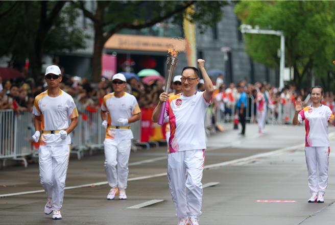 大陆全国政协委员陈清莉介绍台商周鲍华在杭州的发展故事。图为前杭州台协会长周鲍华。（照片由周鲍华提供）