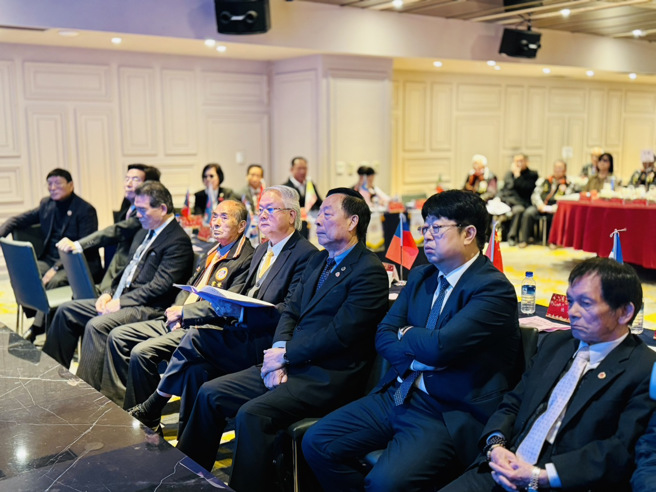 (右一)台灣張廖簡全國總會第一副理事長、(右二)台中張廖簡宗親會前任理事長 張正岳、台灣張廖簡全國總會第一副理事長 張良欽、(右三)台灣張廖簡全國總會張玉川理事長、(中四)世簡總會簡廷在總會長、(左五)世簡總會簡明春前總會長、(左六)總統府國策顧問黃詺得、(左七)台中簡姓家祠溯源堂前理事長簡萬水、(左八)新北市簡姓宗親會理事長簡彰南。(照片/世簡總會提供)