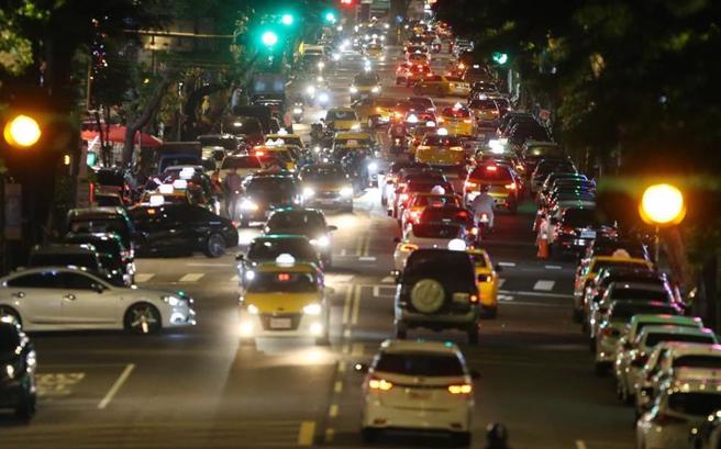 交通部公路局宣布，3月10日起开放法人车主申办「汽机车停驶线上服务」。（示意图／本报资料照）