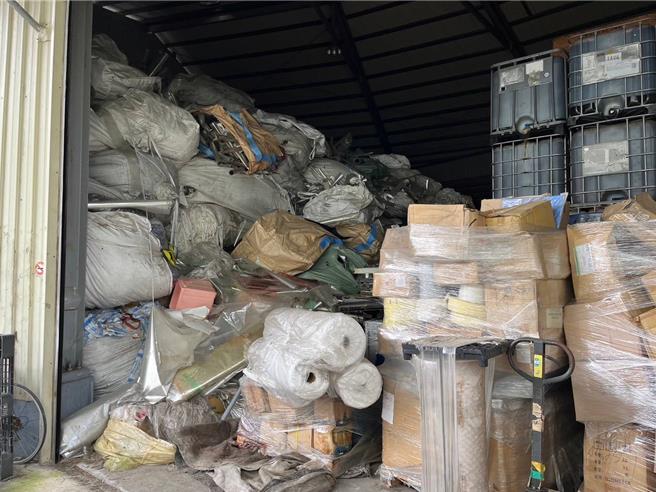 设籍于高雄市鼓山区的环保公司，涉嫌与多家公司共谋，在台南、高雄、屏东等地租用厂房堆置包含废塑胶、营建废弃物、金属冶炼炉渣等有害废弃物，共17人遭桥头地检署起诉，并向法院声请没收3868万犯罪所得。（桥检提供／任义宇高雄传真）