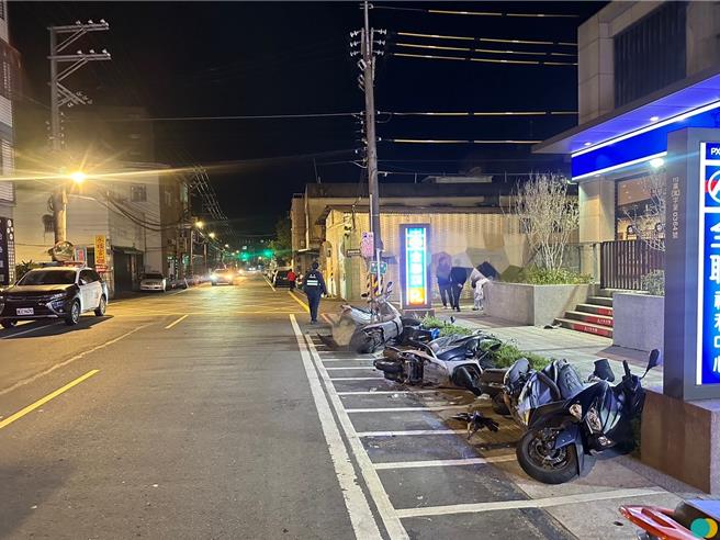 29岁李姓女子昨（9）日晚间9时许在新北市莺歌区莺桃路撞倒路边一排机车后肇逃，直到员警获报到场处理后才返回现场。（翻摄画面）