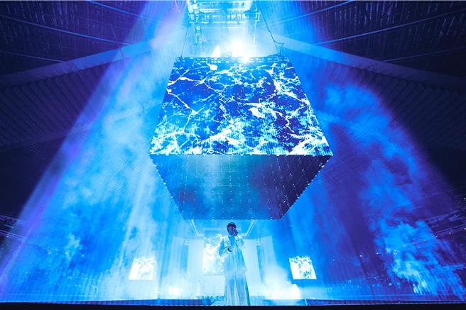 蘇打綠打造全新舞台，「魔方四方螢幕」靈活變幻，燈光流動如詩。（緒風提供）