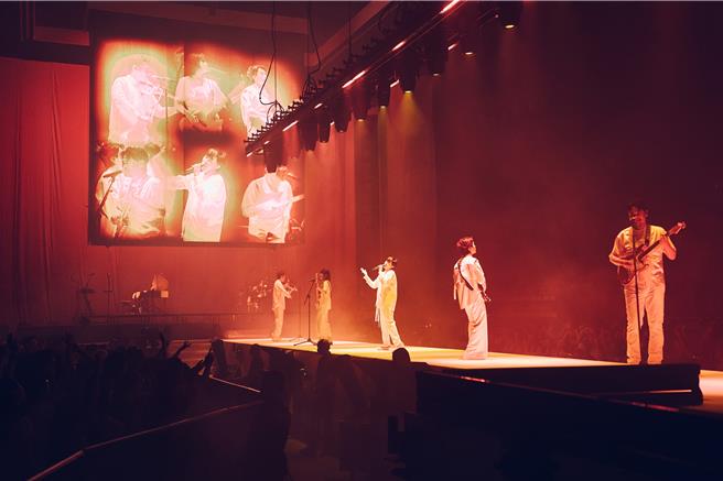 蘇打綠演唱〈當我們一起走過〉時，團員並肩站立於延伸走廊共築同一陣線。（緒風提供）