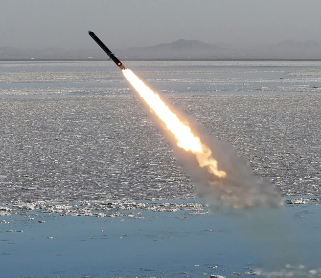 南韩军方10日表示，北韩朝黄海发射多枚弹道飞弹。画面为北韩2月26日试射战略巡弋飞弹。（资料照／路透社、朝中社）