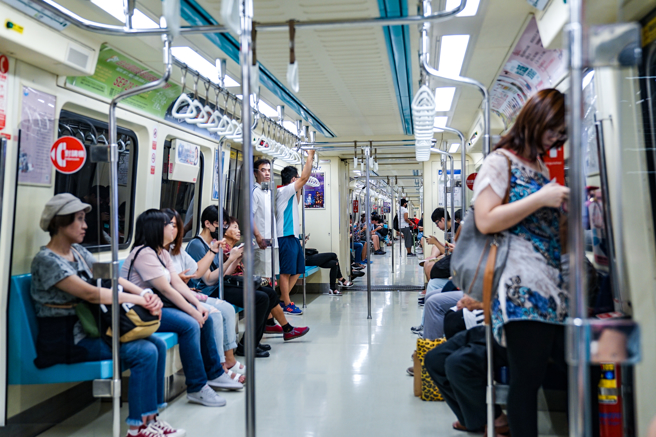 一名女子分享搭捷运遇到的奇葩事，引起一票网友怒火。（示意图，shutterstock／达志）