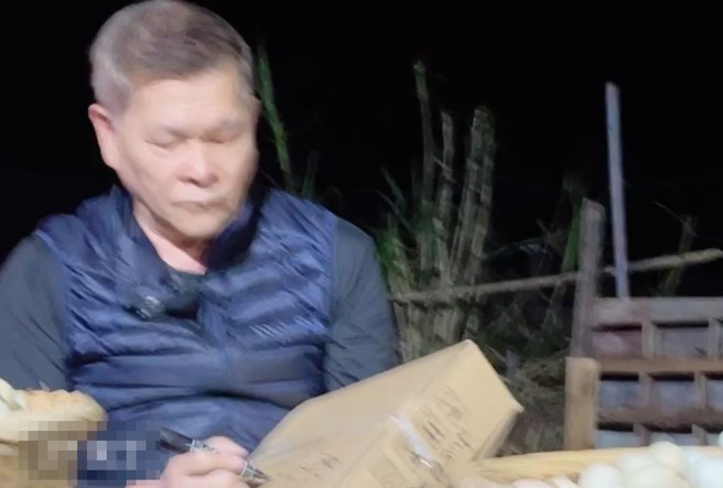  澎恰恰深夜开直播卖鸡蛋。（图／微信）