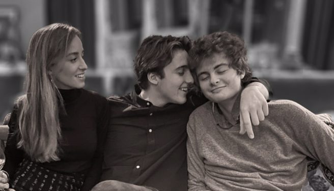 欧洲卢森堡弗雷德里克王子（Prince Frederik，上图右）1日病逝，得年22岁，他生前罹患名为「PolG」的粒线体罕见疾病。（图／撷取自PolG非营利基金会官网）