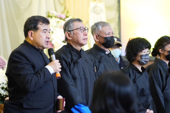 民眾党前主席柯文哲父亲柯承发老先生10日举行告别式，在押的柯文哲在矫正署人员戒护下，出席父亲的告别式。（民眾党提供）