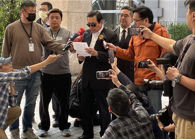 前總統馬英九10日親赴移民署說明陸生來台爭議。（民眾提供）