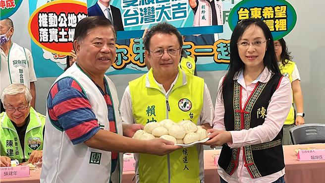 民进党前立委赖坤成（中）即将接任「财团法人农业信用保证基金」董事长，面对支持者劝进参选2026年台东县长，他回应「陈莹（右）要选，党内已经决定了」，等同婉拒参战。（萧嘉蕙摄）