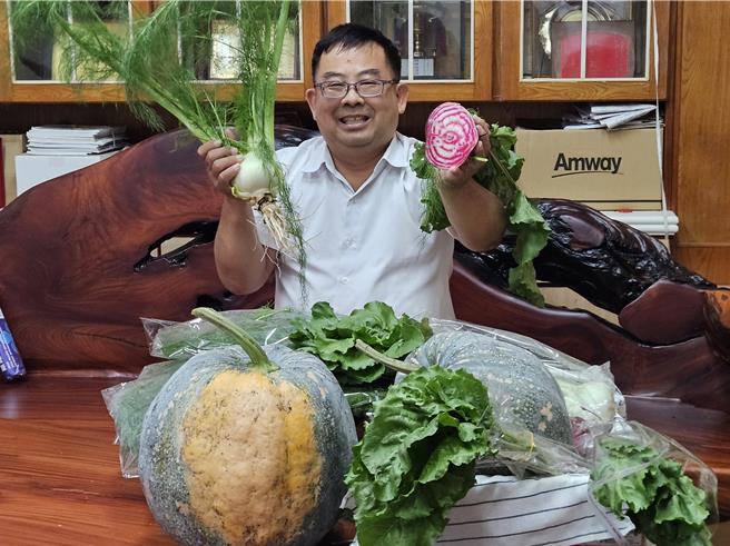 九如乡农会与屏北社区大学无毒班合作，培育抗热品种蔬菜，九如乡农会总干事龚泰文展示抗热品种的大茴香、甜菜根与台湾型大南瓜。（罗琦文摄）