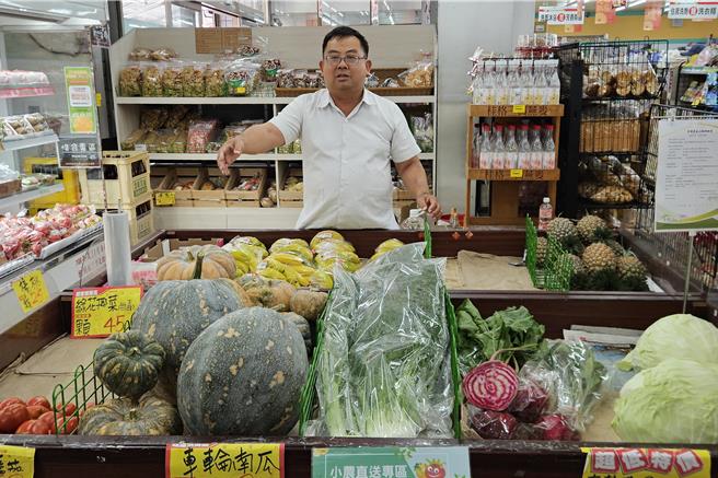 九如乡农会与屏北社区大学无毒班合作，培育抗热品种蔬菜，九如乡农会总干事龚泰文介绍抗热品种的大茴香、甜菜根与台湾型大南瓜。（罗琦文摄）