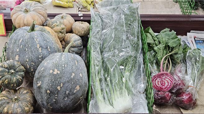 九如乡农会与屏北社区大学无毒班合作，培育抗热品种蔬菜，在九如乡农会生鲜超市推出抗热品种的大茴香、甜菜根与台湾型大南瓜。（罗琦文摄）