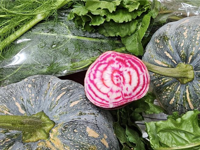 九如乡农会的甜菜根剖面有如玫瑰花，相当漂亮。（罗琦文摄）