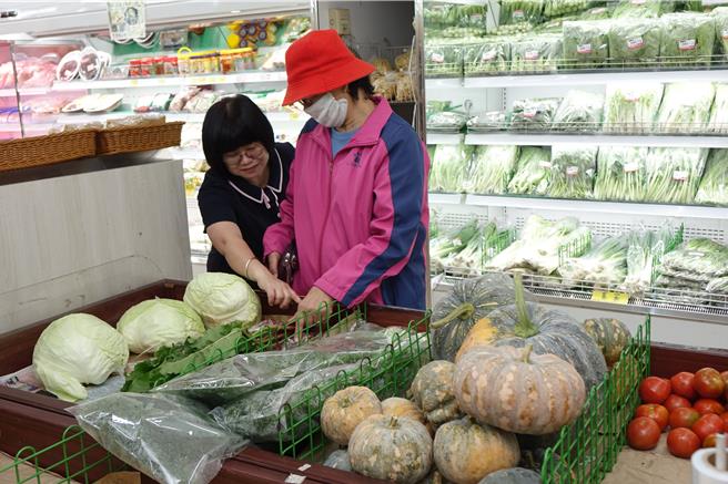 民眾在九如乡农会生鲜超市选购蔬菜。（罗琦文摄）