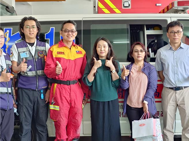 护理师黄馨仪（中）、义消特搜大队队员王信诚在男子倒地第一时间赶往现场救援，成功抢命。（任义宇摄）