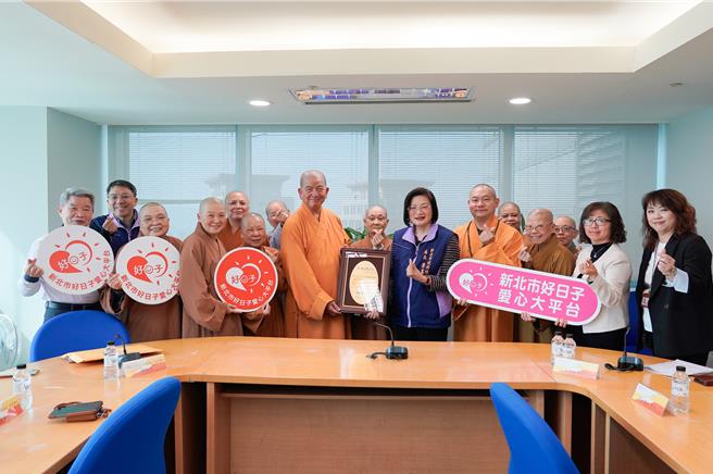 新北市佛教会连续15年捐赠百万元给新北市政府，作为关怀弱势使用。（图／新北市社会局）