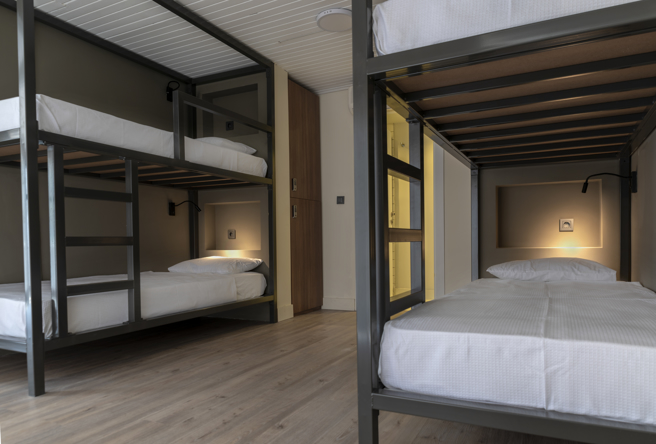 住青年旅馆得自行装枕套、被套、床包等，隔天退房还得把全部拆下来，引起网友讨论。（示意图，shutterstock／达志）