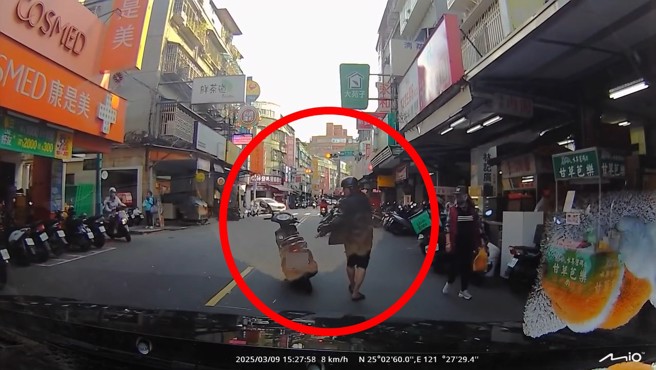 新北市新庄一名男骑士，无故将机车停在路中央，疑似下车去买东西，还嚣张回头比手势，犹如跟后方驾驶「呛声」。（翻摄爆料公社）