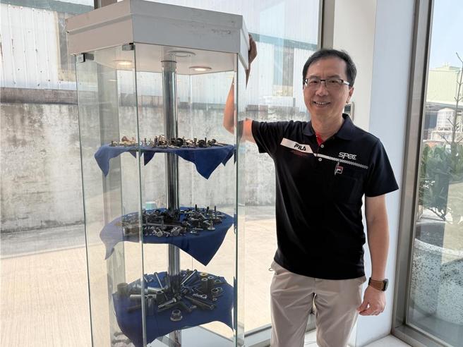 友铖是专业金属零件制造商和供应商，将于18日上柜。图为该公司董事长张宏诚。图／陈建宇摄