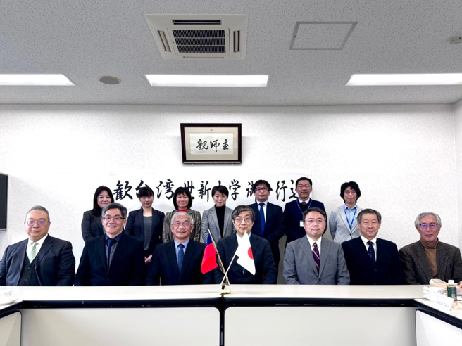 世新大学与目白大学师长团队于校园合影，以两国国旗象徵国际教育合作的稳固基石。(照片/世新大学提供)