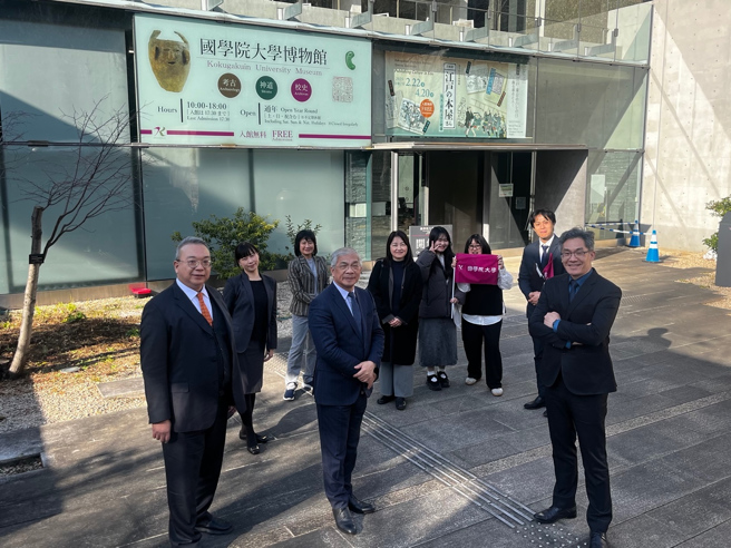 世新交换生图传系柯咏心与英语系陈佑萱带领师长参访国学院大学博物馆，分享在日学习生活的点滴与心得。(照片/世新大学提供)