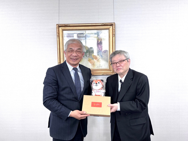 世新大学校长陈清河（左）致赠纪念品与台湾特色伴手礼予国学院大学校长针本正行（右），深化双方合作情谊。(照片/世新大学提供)