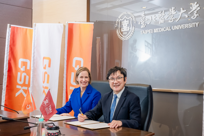 北醫大校長吳麥斯(右)與GSK臺灣總經理格婷娜(左)共同簽訂人才培育合作備忘錄。(照片/北醫大提供)