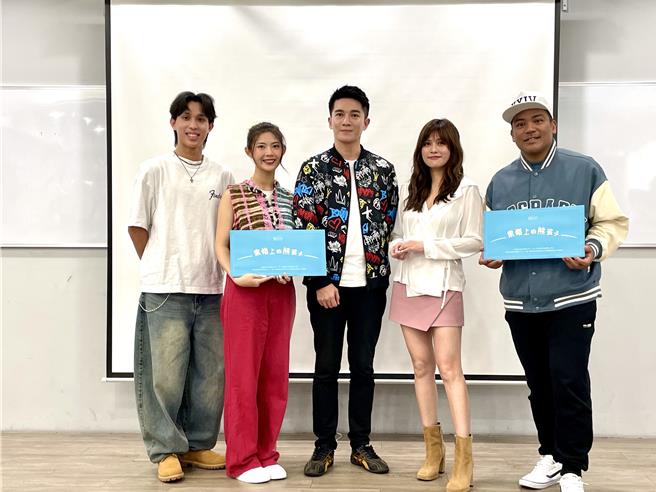 原民台迷你影集《果嶺上的熊孩子》演員楊開宇（左起）、吳玳慈、冠志、夏宇童、撒基努出席記者會。（林淑娟攝）
