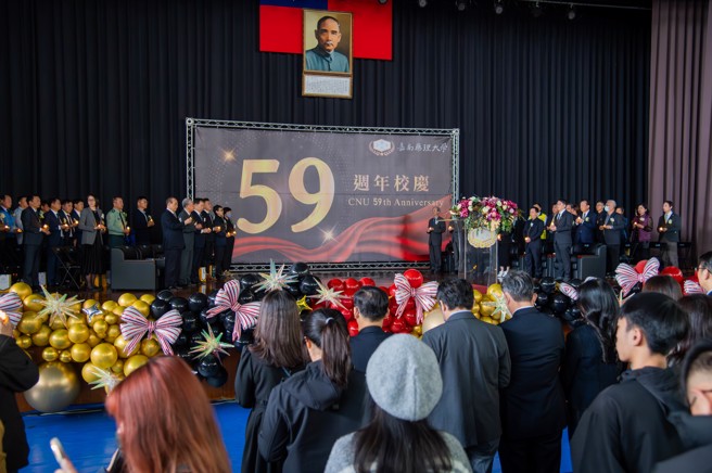 典礼开始前嘉药校方特别举行悼念仪式，向嘉药前董事长王昭雄博士致敬。(照片/嘉南药理大学提供)