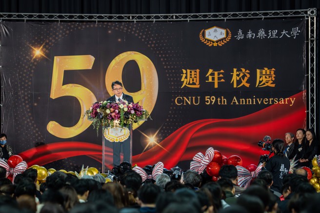 校长张翊峰致词时表示将以创新与坚毅精神携手师生共创嘉药新篇章。(照片/嘉南药理大学提供)