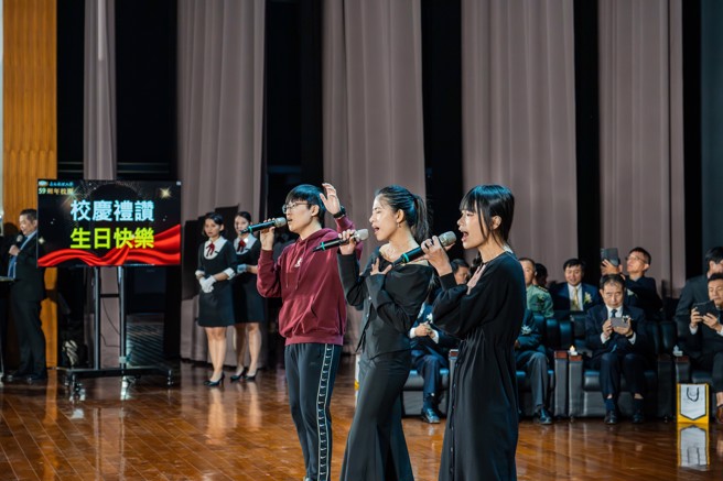 嘉药杯获奖选手在典礼上卖力演出。(照片/嘉南药理大学提供)