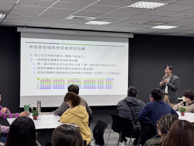 曾士民引導師引導「使用者旅程設計」方式討論。(照片/教育部提供)